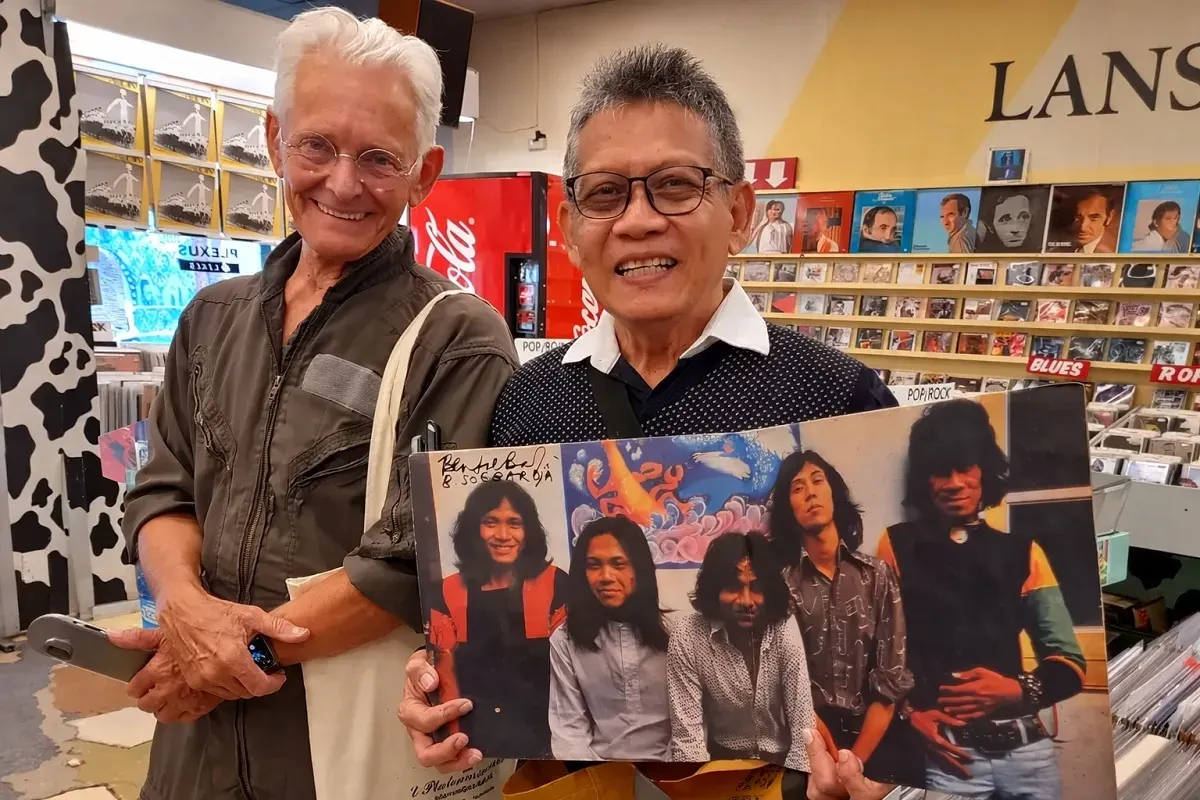 Benny Soebardja dengan vinyl "Shark Move" (1973) di Delft, Belanda. Dijuluki oleh media asing sebagai The Godfather of Indonesian Progrock Underground. (Sumber: Istimewa)