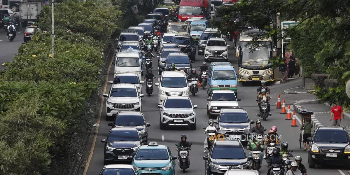 Bandung, kota yang romantis, kreatif, dan tentu saja macetnya (Sumber: Ayobandung.com | Foto: Irfan Al-Faritsi)