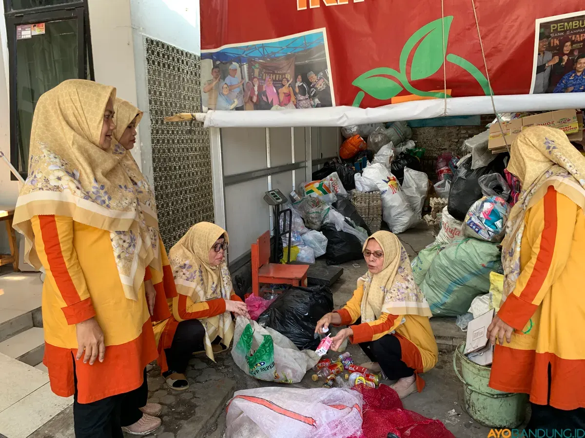 Pengelola Bank Sampah Ikhtiar 15 Jatihandap, Kota Bandung, mencatat hasil timbangan sampah warga yang nantinya dapat dikonversi menjadi tabungan emas. (Sumber: ayobandung.id | Foto: Halwa Raudhatul)