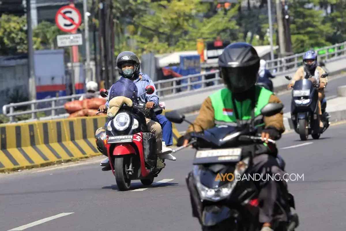Sejumlah pemudik sepeda motor melintas di Jalan Soekarno-Hatta, Kota Bandung, Sabtu 14 Maret 2026. (Sumber: Ayobandung.com | Foto: Irfan Al-Faritsi)