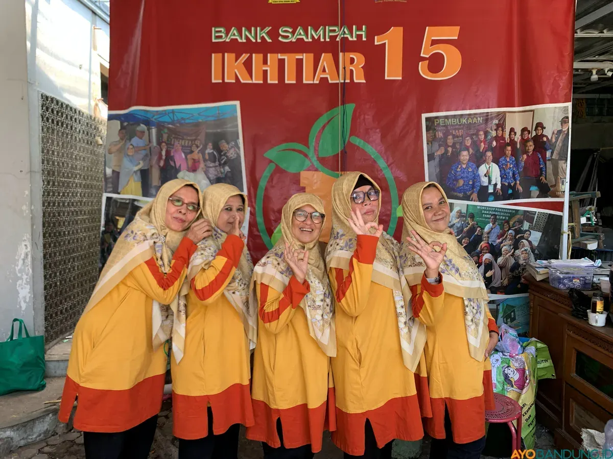 Inisiatif perempuan di Bank Sampah Ikhtiar RW 15 membuktikan bahwa pengelolaan sampah tidak hanya menjaga lingkungan, tetapi juga memperkuat kemandirian ekonomi keluarga. (Sumber: ayobandung.id | Foto: Ilham Maulana)