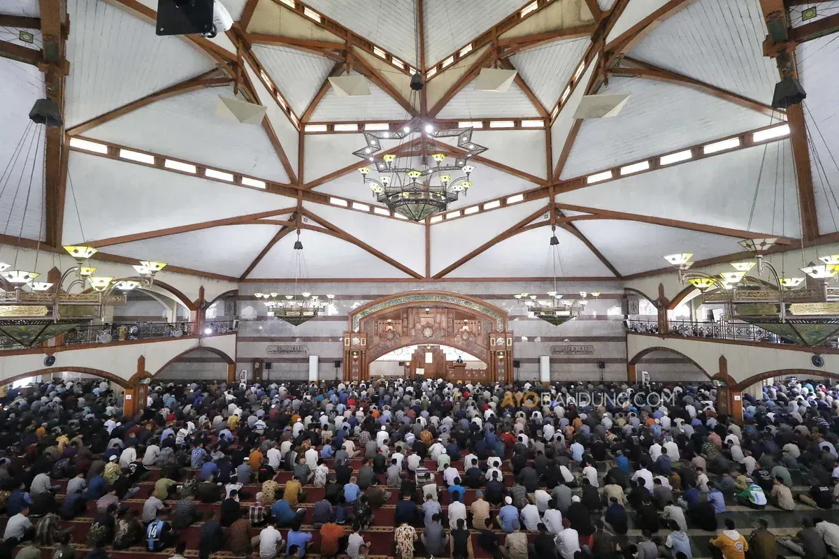 Salat berjamaah di Masjid Pusdai, Kota Bandung, Jumat 20 Februari 2026. (Sumber: Ayobandung.com | Foto: Irfan Al-Faritsi)