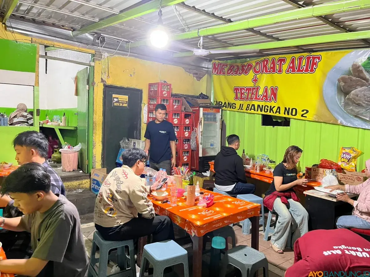 Suasana di bakso urat Alif usai Lebaran. (Sumber: ayobandung.id | Foto: Ilham Maulana)