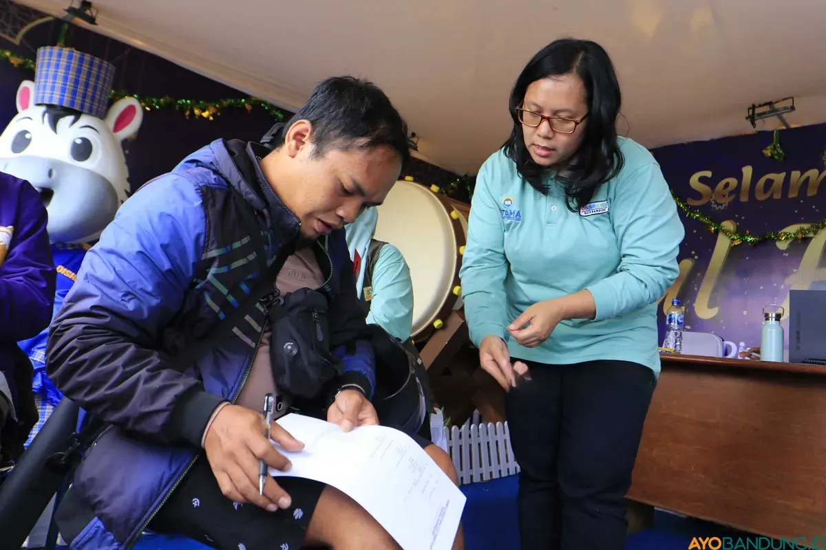 Petugas Dinas Kependudukan dan Pencatatan Sipil (Disdukcapil) melakukan pendataan terhadap pemudik yang baru tiba di Terminal Cicaheum, Kota Bandung, Selasa 24 Maret 2026. (Sumber: ayobandung.id | Foto: Irfan Al Faritsi)