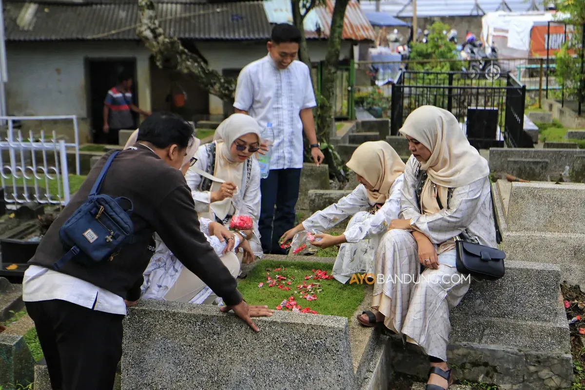 Warga berziarah di Tempat Pemakaman Umum Cikutra, Kota Bandung pada Sabtu, 21 Maret 2026. (Sumber: Ayobandung.com | Foto: Irfan Al-Faritsi)