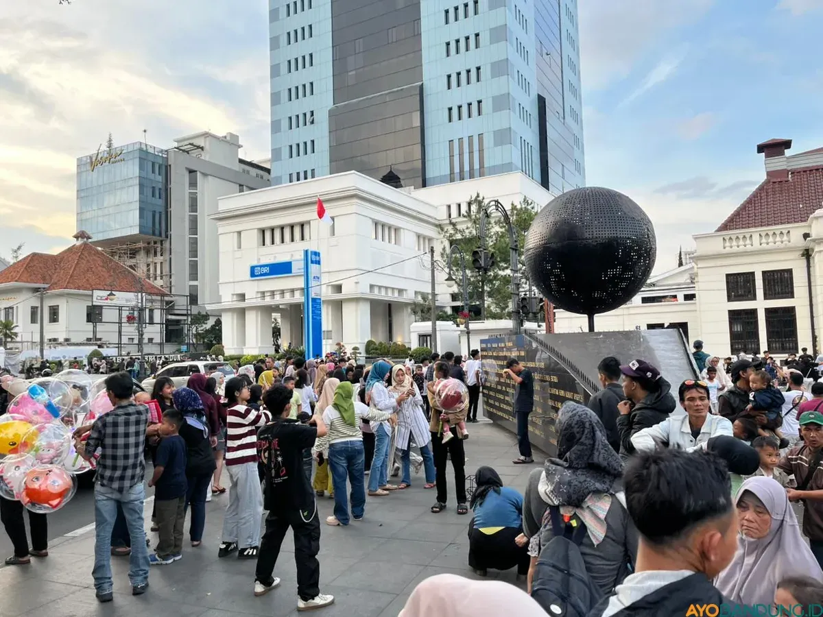 Wisatawan lokal memadati kawasan Alun-alun Kota Bandung pada libur lebaran. (Sumber: ayobandung.id | Foto: Ilham Maulana)