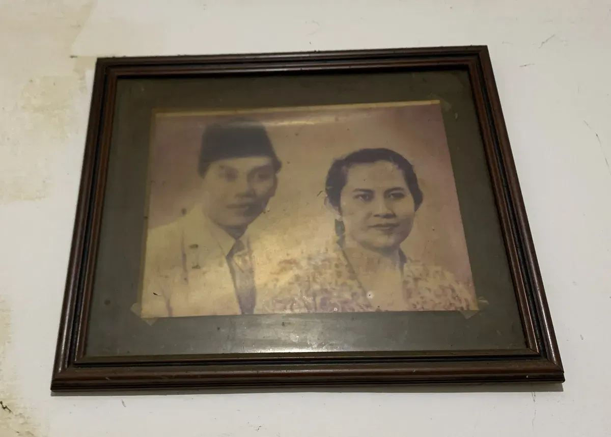 Foto Eros Saifullah dan istrinya yang meninggalkan Garut untuk merantau di Kota Bandung pascakemerdekaan Indonesia. (Sumber: ayobandung.id | Foto: Halwa Raudhatul)