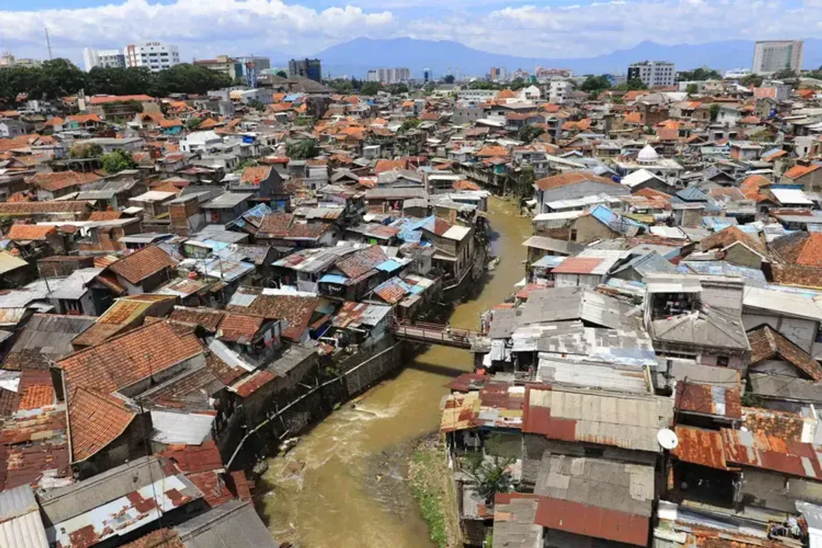 Sungai Cikapundung mengalir di sela pemukiman padat kawasan Tamansari, Bandung. (Sumber: Ayobandung.com | Foto: Irfan Al-Faritsi)
