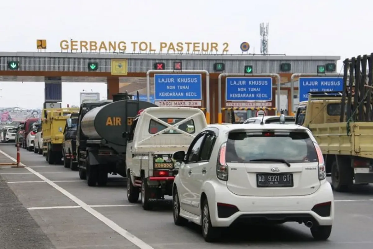 Antrean kendaraan mengular di Gerbang Tol Pasteur 2 pada musim libur Lebaran 2026. (Foto: Dok. PT. Jasa Marga (Persero) Tbk)
