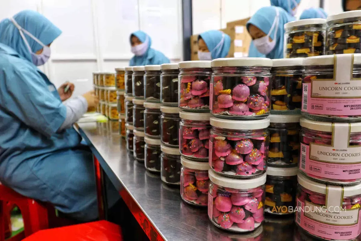 produksi kue kering di pabrik kue J&C Cookies, Cimenyan, Kabupaten Bandung pada Rabu, 27 Maret 2024. (Sumber: Ayobandung.com | Foto: Irfan Al-Faritsi)