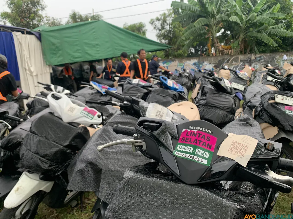 Rapi berjejer, sepeda motor pemudik yang sudah “dibungkus” siap diberangkatkan menuju tujuan masing-masing. (Sumber: ayobandung.id | Foto: Halwa Raudhatul)