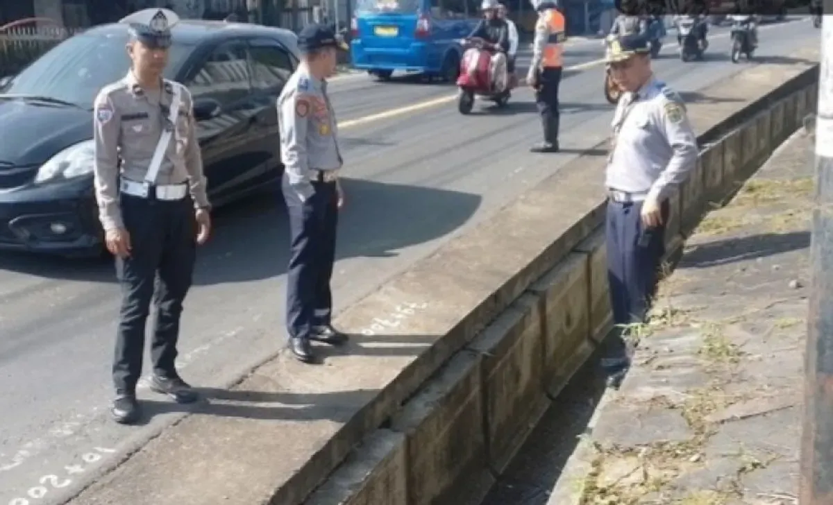 Luapan saluran drainase menyebabkan arus banjir deras menggenangi badan jalan di Cianjur. (Sumber: Dok. Satlantas Polres Cianjur)