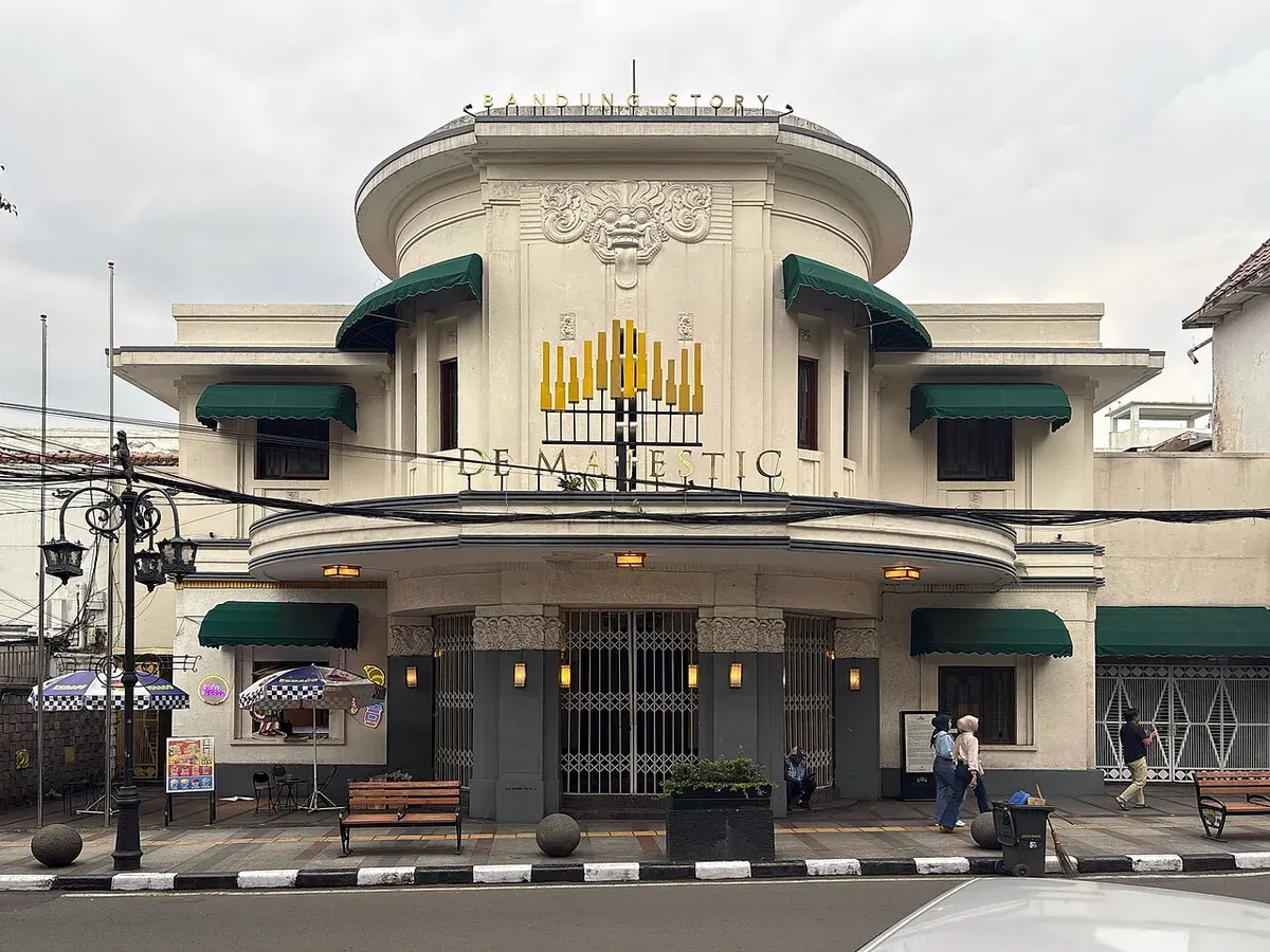 Bioskop Majestic, Kota Bandung. (Sumber: Wikimedia Commons | Foto: Chainwit)