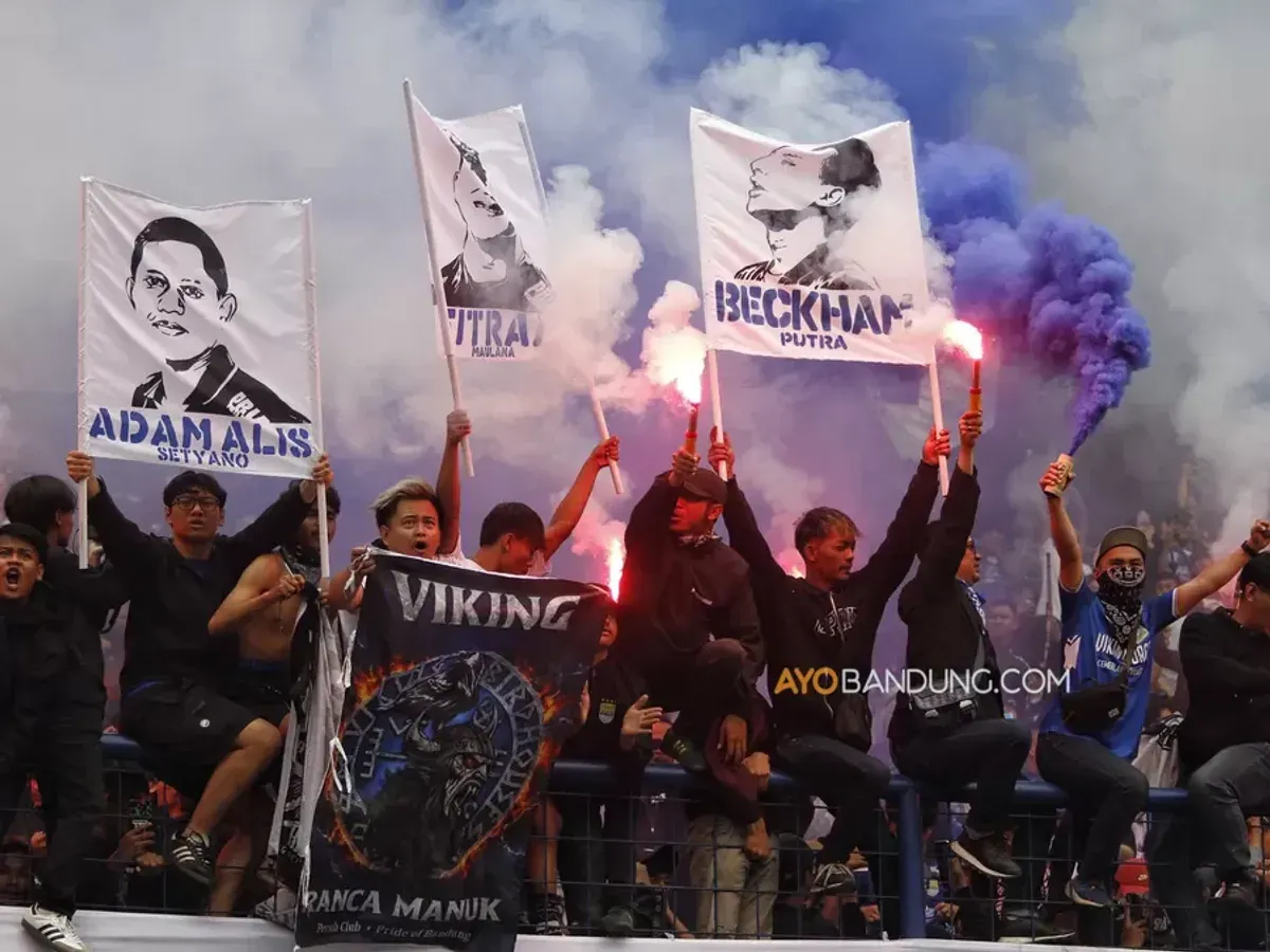 Ribuan bobotoh memadati Stadion Gelora Bandung Lautan Api, Kota Bandung, Kamis 7 Mei 2026. (Sumber: Ayobandung.com | Foto: Irfan Al-Faritsi)