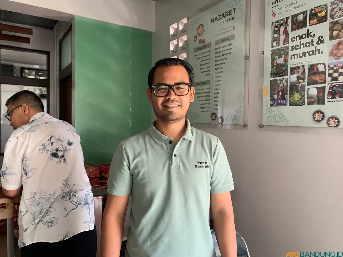 Yunanth, staf administrasi dan bagian umum di Panti Nazareth. (Sumber: ayobandung.id | Foto: Halwa Raudhatul)