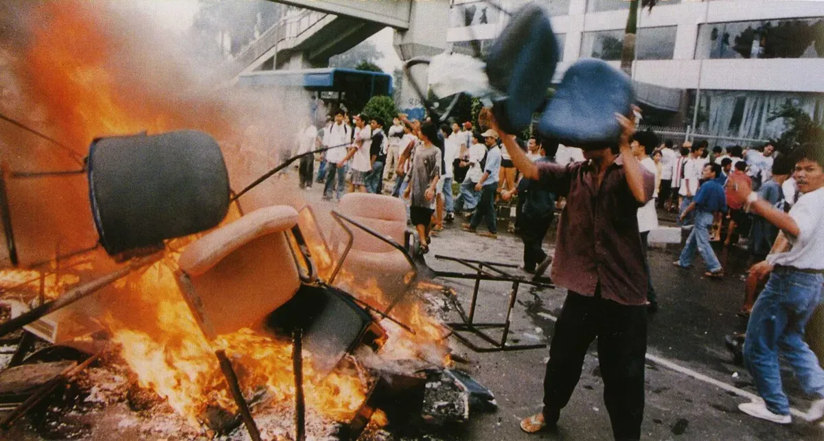 Massa membakar kursi dan benda lainnya saat kerusuhan Mei 1998 di Jakarra. (Sumber: Publication of the Indonesian government without copyright notice)