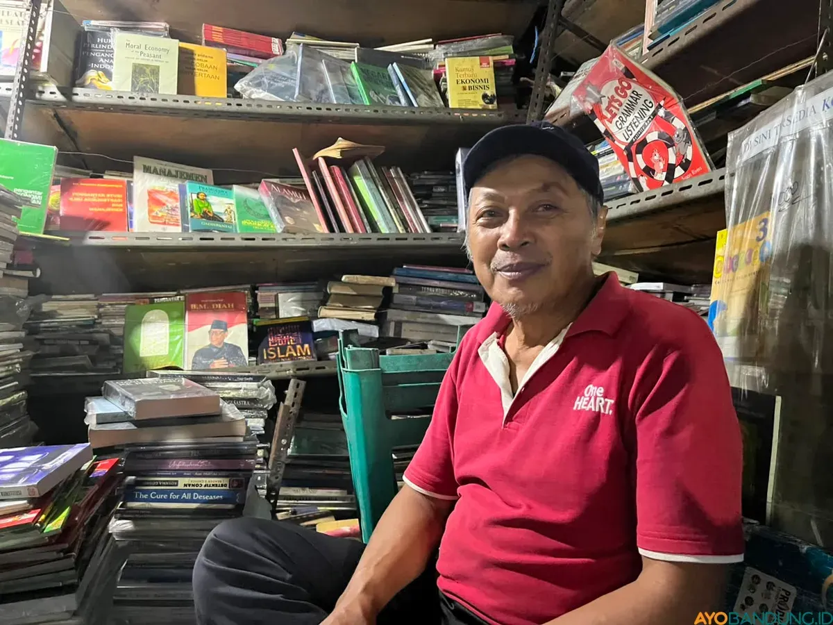 Wagino M Putra tetap setia menjaga toko bukunya di Dipatiukur, Bandung, sambil meyakini bahwa buku tidak akan tergantikan oleh layar ponsel. (Sumber: ayobandung.id | Foto: Ilham Maulana)