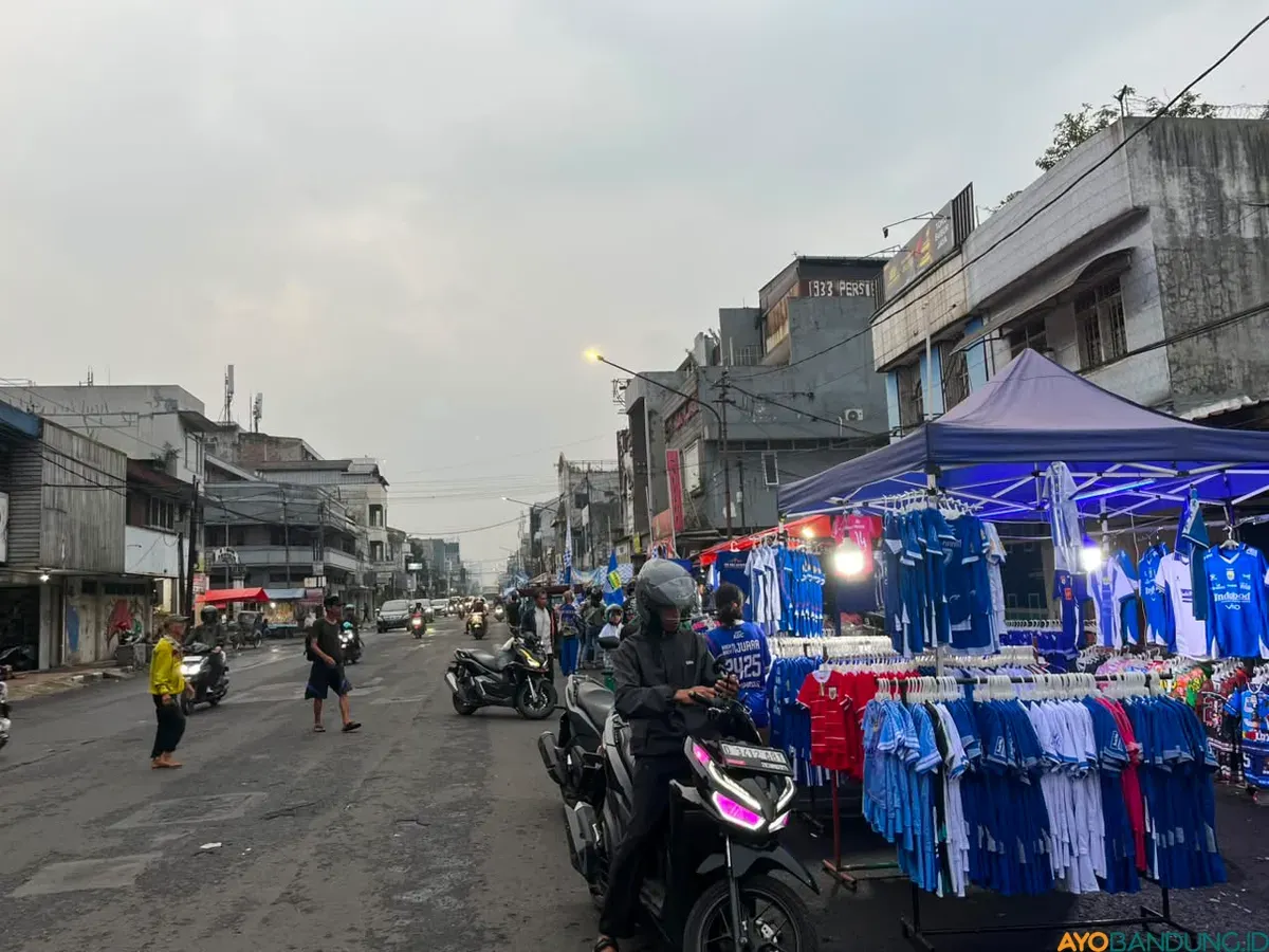 Deretan lapak penjual jersey dan bendera Persib di kawasanTegalega Kota Bandung, Jumat, 22 Mei 2026. (Sumber: ayobandung.id | Foto: Ilham Maulana)