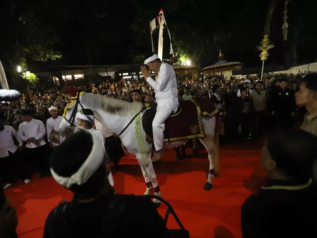 Gubernur Jawa Barat Dedi Mulyadi dan peserta memeriahkan Kirab Budaya Milangkala Tatar Sunda di Jalan Diponegoro, Kota Bandung, Sabtu 16 Mei 2026. (Sumber: Ayobandung.id | Foto: Irfan Al-Faritsi)