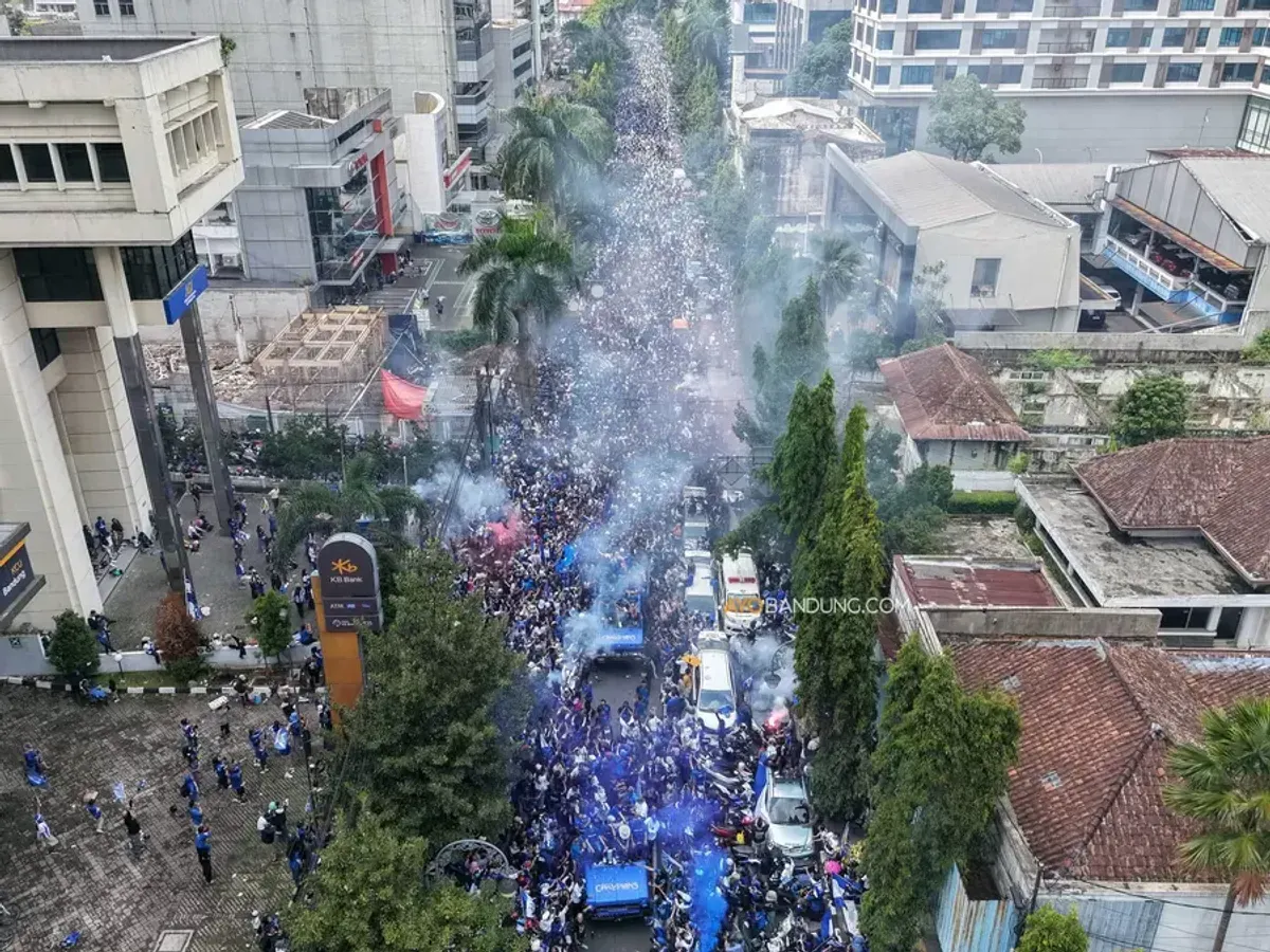 Puluhan ribu bobotoh memenuhi jalan Asia-Afrika, Kota Bandung saat konvoi Persib Bandung juara Super League 2025-2026, Sabtu 24 Mei 2026. (Sumber: Ayobandung.com | Foto: Irfan Al-Faritsi)