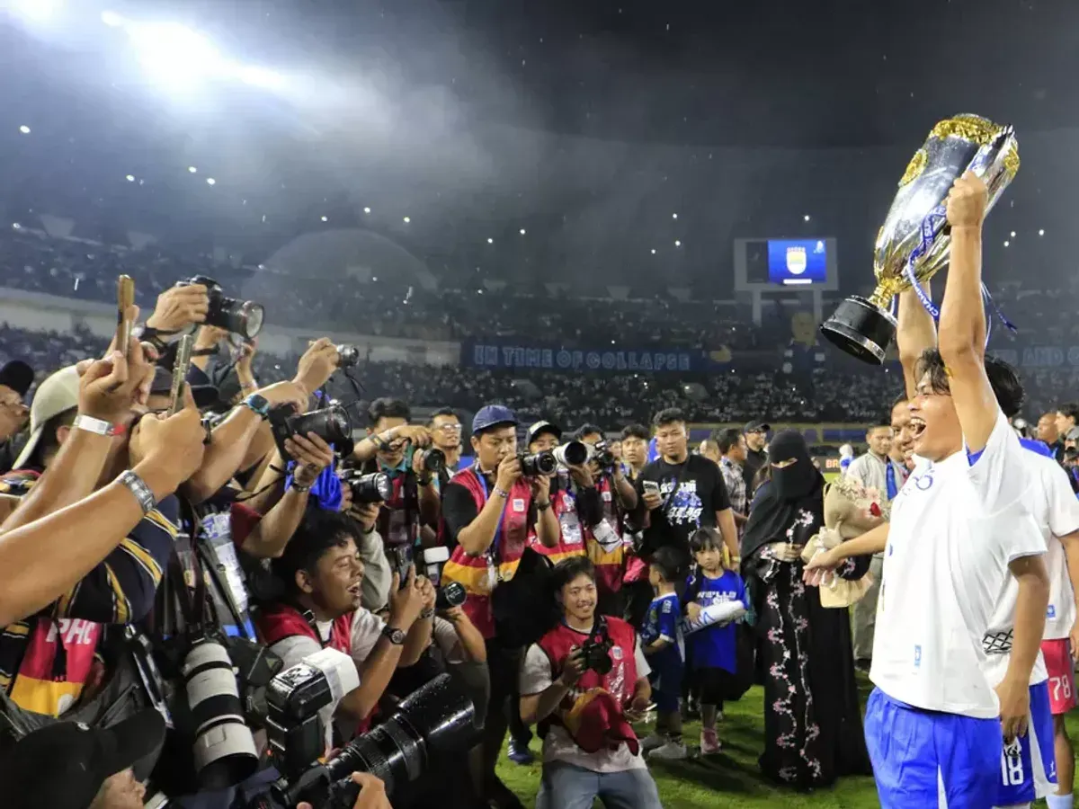 Pemain Persib Bandung mengangkat piala usai pertandingan melawan Persijap Jepara dalam Super League 2025-2026 di Stadion Gelora Bandung Lautan Api (GBLA), Gedebage, Kota Bandung, Sabtu 23 Mei 2026. (Sumber: Ayobandung.id | Foto: Irfan Al-Faritsi)