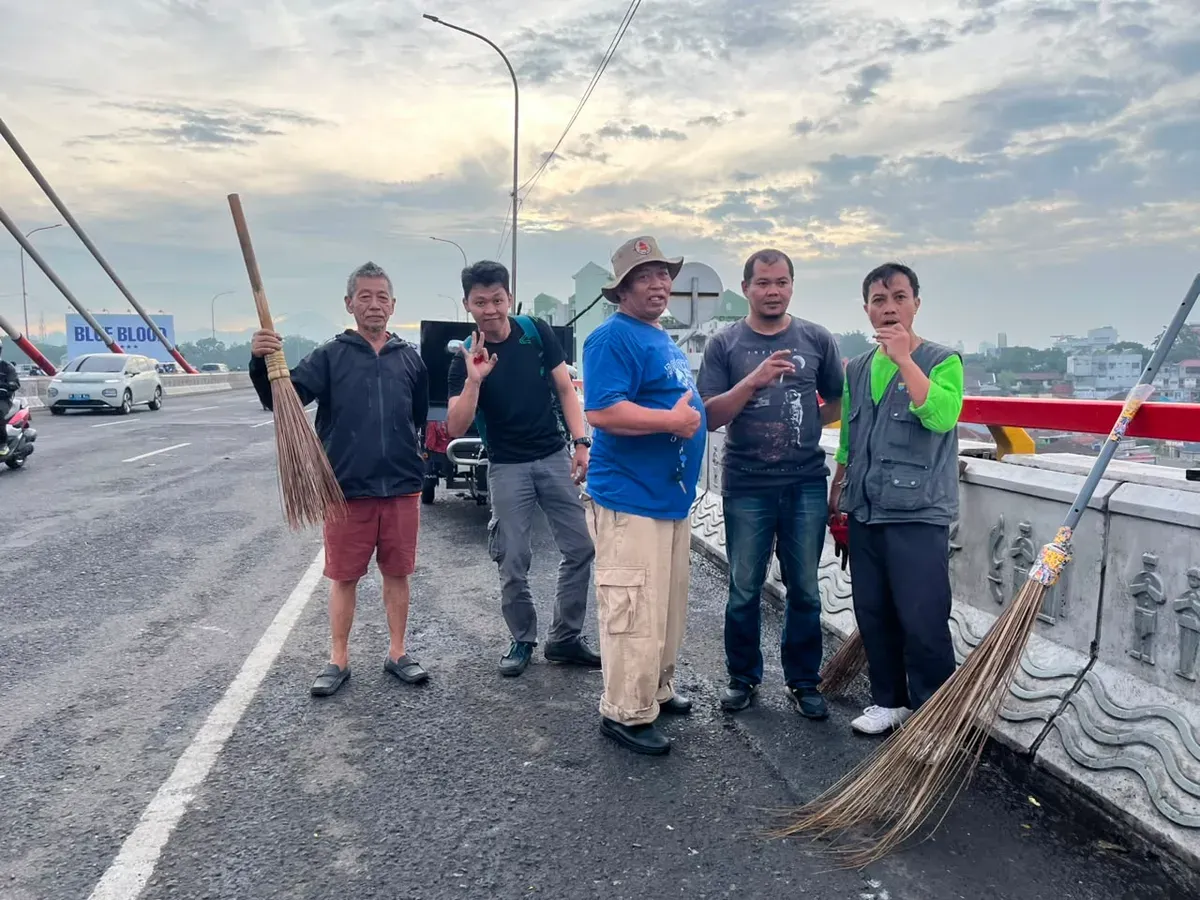Handoyo bersama warga dan unsur kewilayahan ikut turun membersihkan sampah bekas konvoi di kawasan Pasupati, Senin 25 Mei 2026. (Sumber: ayobandung.id | Foto: Ilham Maulana)