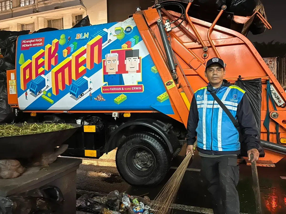 Hendi Suhendi bersama petugas kebersihan lainnya menyisir kawasan pusat Kota Bandung usai perayaan kemenangan Persib. Minggu 24 Mei 2026. (Sumber: ayobandung.id | Foto: Ilham Maulana)