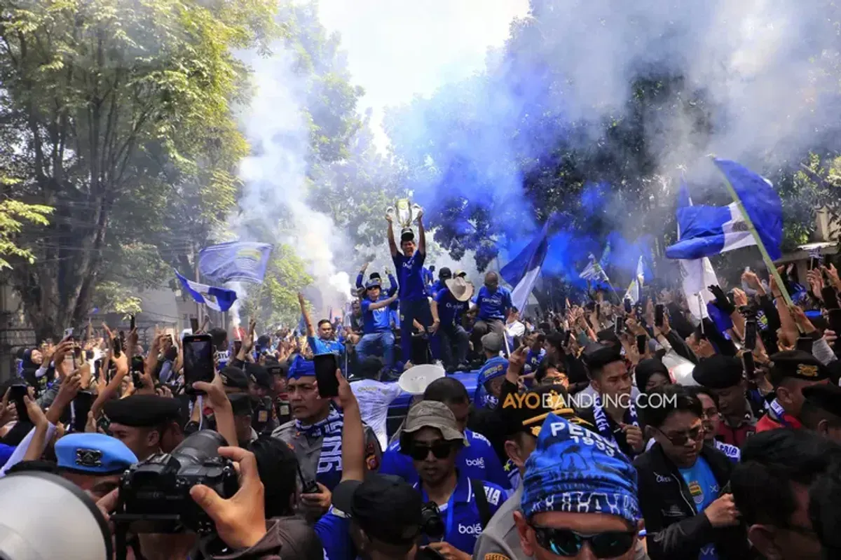 Ribuan Bobotoh mengikuti konvoi perayaan juara Super League 2025–2026 di Kota Bandung, Minggu 24 Mei 2026. (Sumber: Ayobandung.com | Foto: Irfan Al-Faritsi)
