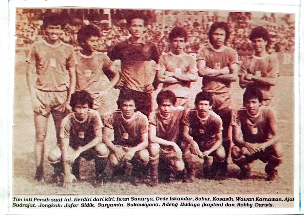Berdiri dari kiri: Iwan Sunarya, Dede Iskandar, Sobur, Kosasih, Wawan Karnawan,  Ajat Sudrajat. Jongkok: Jafar Sidik, Suryamin, Sukowiyono, Adeng Hudaya dan Robby Darwis. (Sumber: tabloid BOLA edisi Februari 1983 | Foto: koleksi Kin Sanubary)