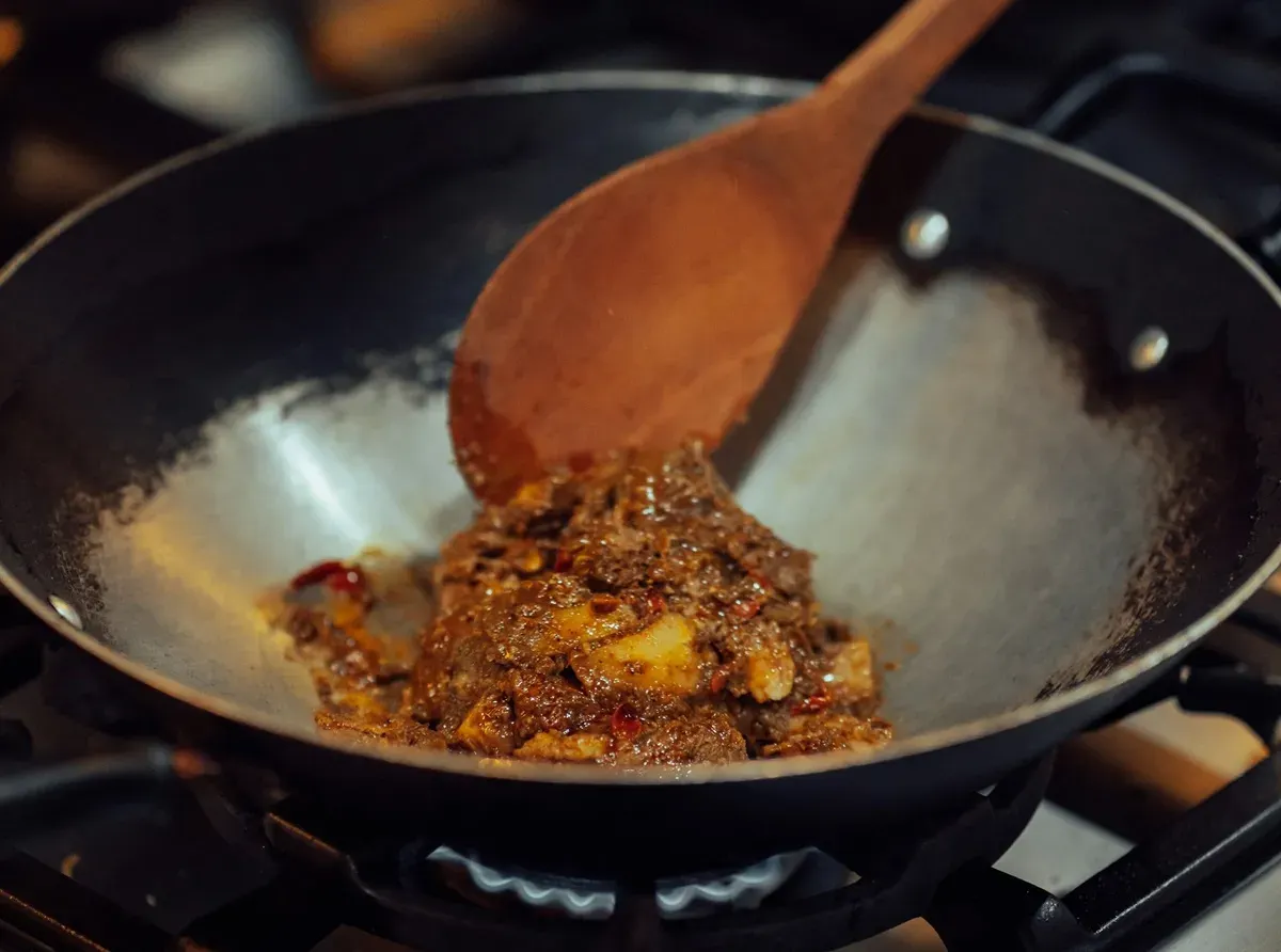 Ilustrasi olahan rendang dari daging kurban Idul Adha. (Sumber: Unsplash | Foto: prananta haroun)