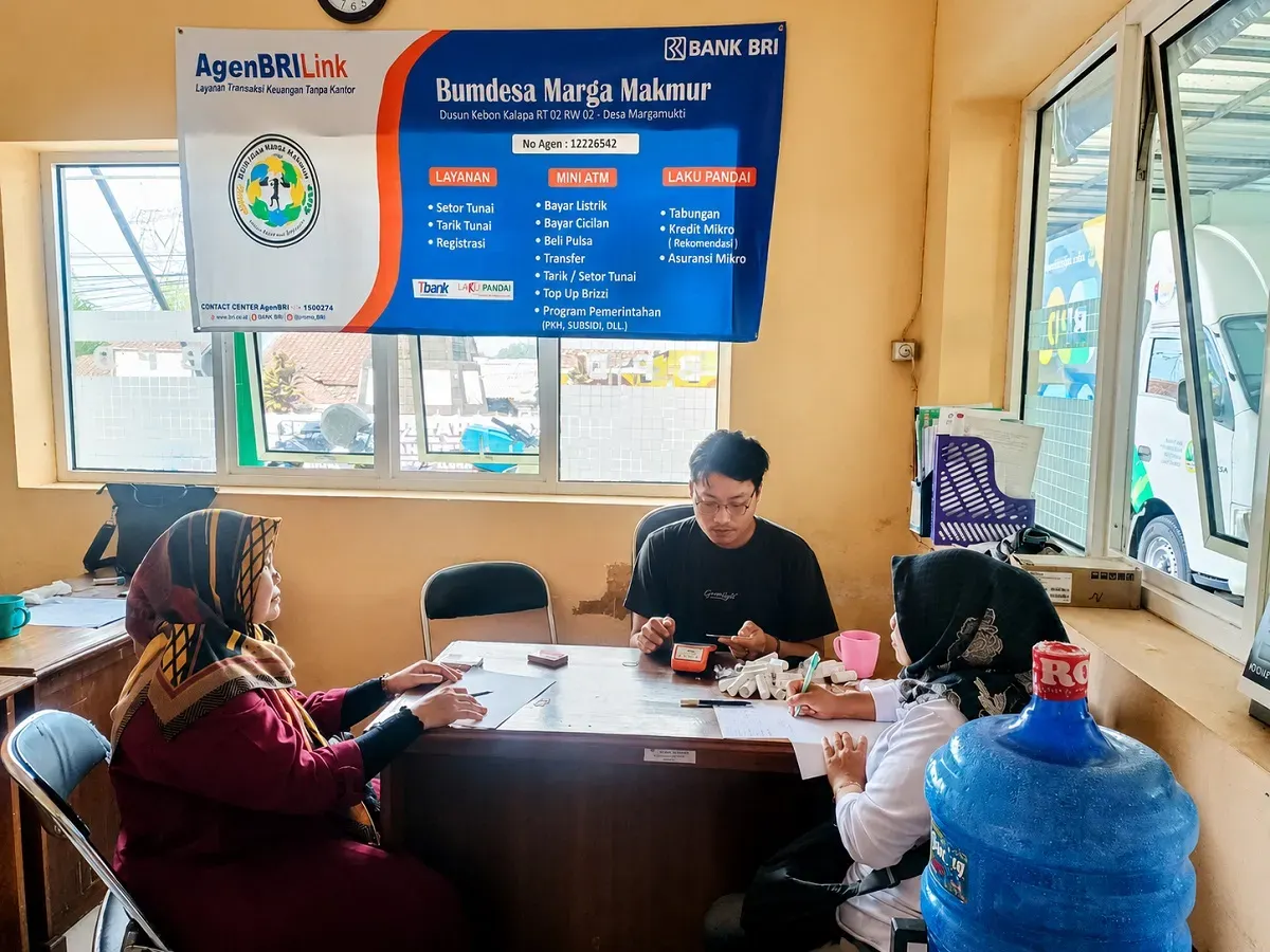 Agen BRILink BUMDes Marga Makmur, di Desa Margamukti, Sumedang Utara, (22/5/2026). (Sumber: Ayobandung.id | Foto: Aris Abdulsalam)
