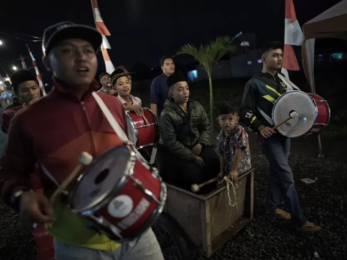 Warga menggelar tradisi takbiran di Kampung Bunut, Margahurip, Kabupaten Bandung (Sumber: Ayobandung.com | Foto: Kavin Faza)