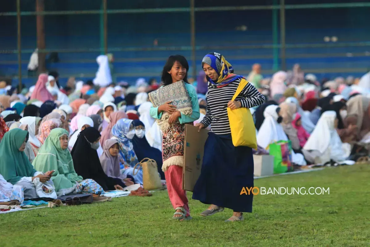 Ilustrasi salat Idul Adha. (Sumber: Ayobandung.id | Foto: Irfan Al-Faritsi)
