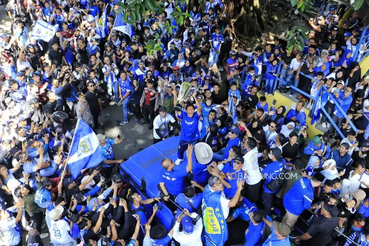 Ribuan Bobotoh mengikuti konvoi perayaan juara Super League 2025–2026 di Kota Bandung, Minggu 24 Mei 2026. (Sumber: Ayobandung.com | Foto: Irfan Al-Faritsi)
