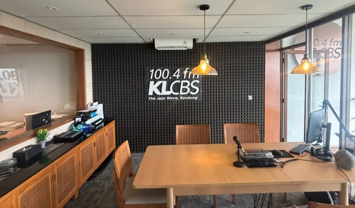 Ruang siaran dan studio KLCBS yang asri dan nyaman. (Sumber: KLCBS Official | Foto: Yanti Rangkuti)