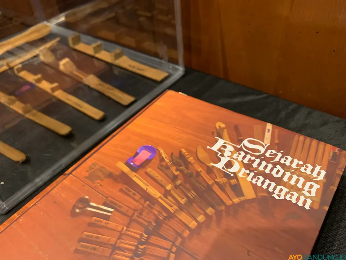 Buku Sejarah Karinding Priangan memuat hasil penelitian Kimung mengenai jejak sejarah dan perkembangan karinding di Tatar Sunda. (Sumber: ayobandung.id | Foto: Halwa Raudhatul)