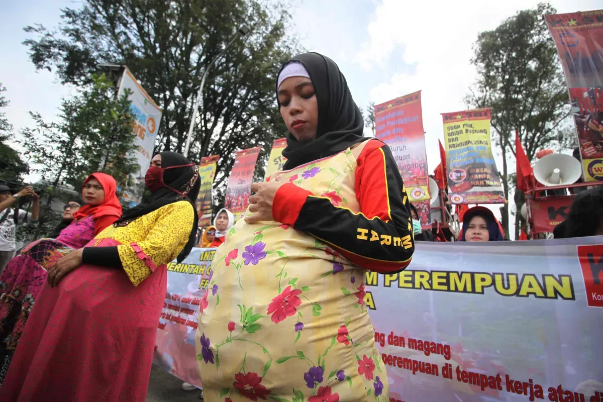 Sejumlah buruh perempuan melakukan aksi peringatan Hari Perempuan Internasional di depan Gedung Sate, Jalan Diponegoro, Kota Bandung, Kamis (8/3/2018). (Sumber: Ayobandung | Foto: Irfan Al Faritsi)
