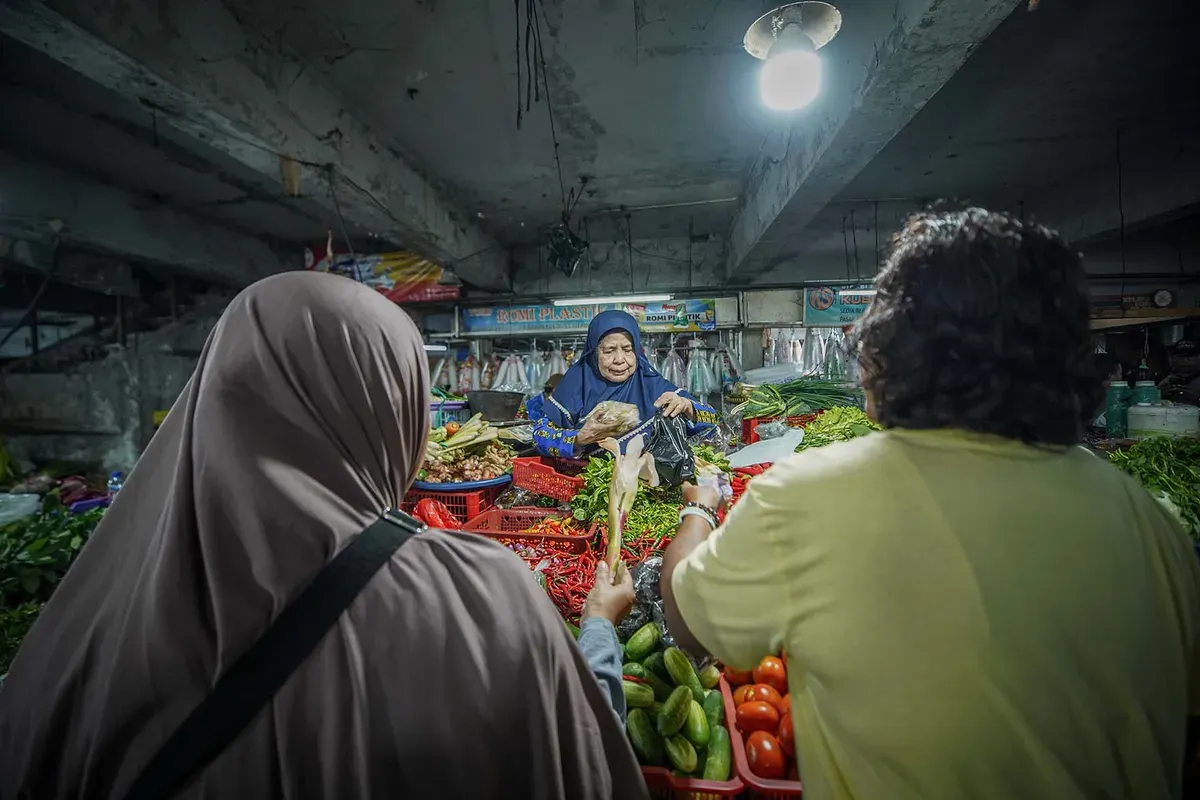 Pedagang sayuran, Sariah (70), berjualan di Pasar Kosambi, Jalan Jendral Ahmad Yani, Kota Bandung. (Sumber: Ayobandung | Foto: Kavin Faza)