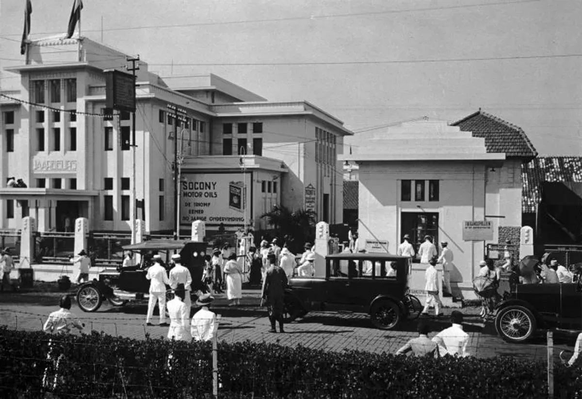 Suasana Gedung Jaarbeurs, salah satu pusat keramaian Bandung tempo doeloe (Sumber: Tropenmuseum)