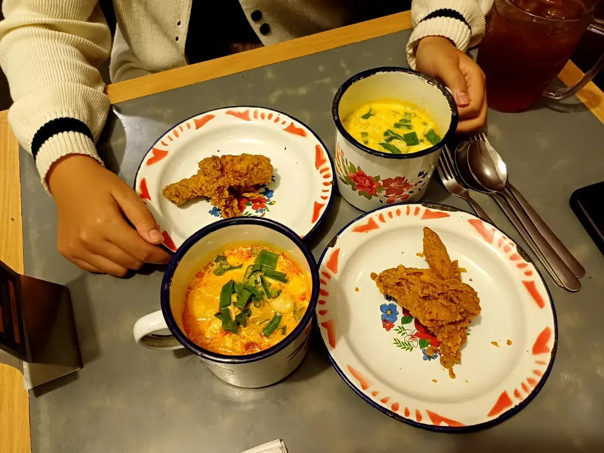 “Mie Telur Mandi” dari sebuah kedai di Kota Bandung yang sedang ramai diperbincangkan di media sosial. (Sumber: Dokumentasi Penulis)