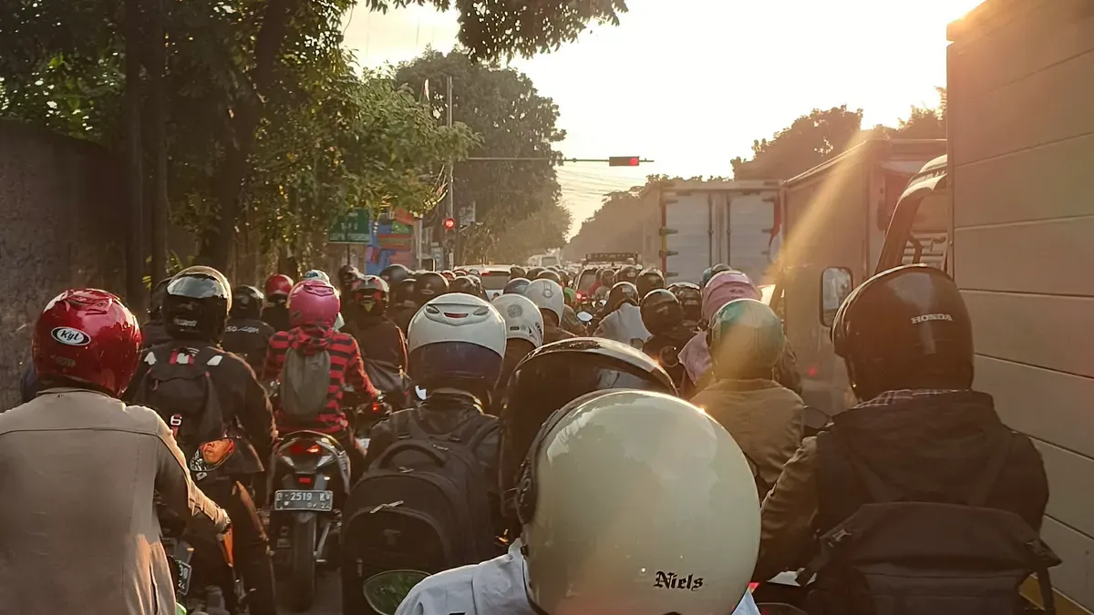 Kemacetan parah yang terjadi sepanjang jalan Soekarno Hatta, pada 2 Desember 2025. (Sumber: Athhar Jundi Pratama Attaqa)