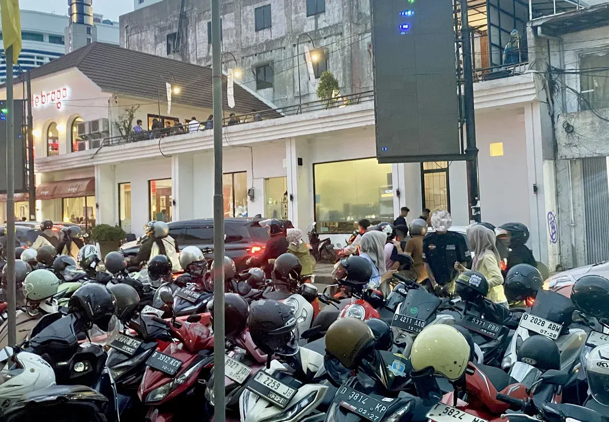 Parkir liar yang tidak dibatasi menimbulkan kemacetan di Jln. Braga, Kec. Sumur Bandung, Kota Bandung, Minggu (5/12/2025) (Foto: Zivaluna Wicaksono)