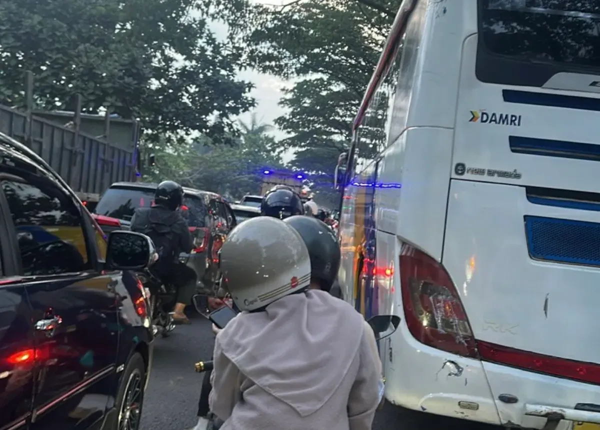 Suasana padat di Jalan Soekarno-Hatta, Bandung (sumber: dokumentasi lapangan oleh fatih) (Sumber: Fatih | Foto: Fatih)