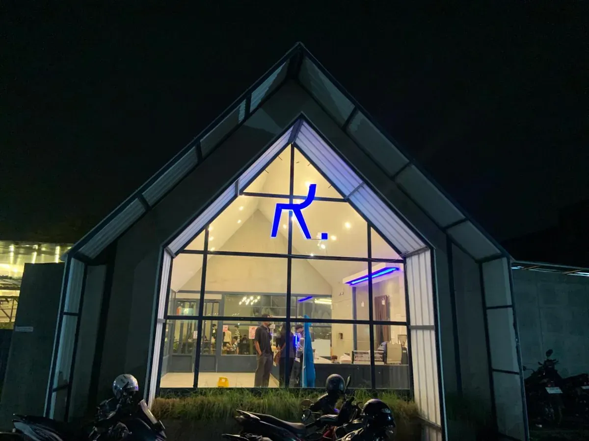 Di balik cahaya biru yang sederhana, Relatif selalu punya cara buat bikin malam terasa lebih nyaman. (Sumber: Dokumentasi Penulis)