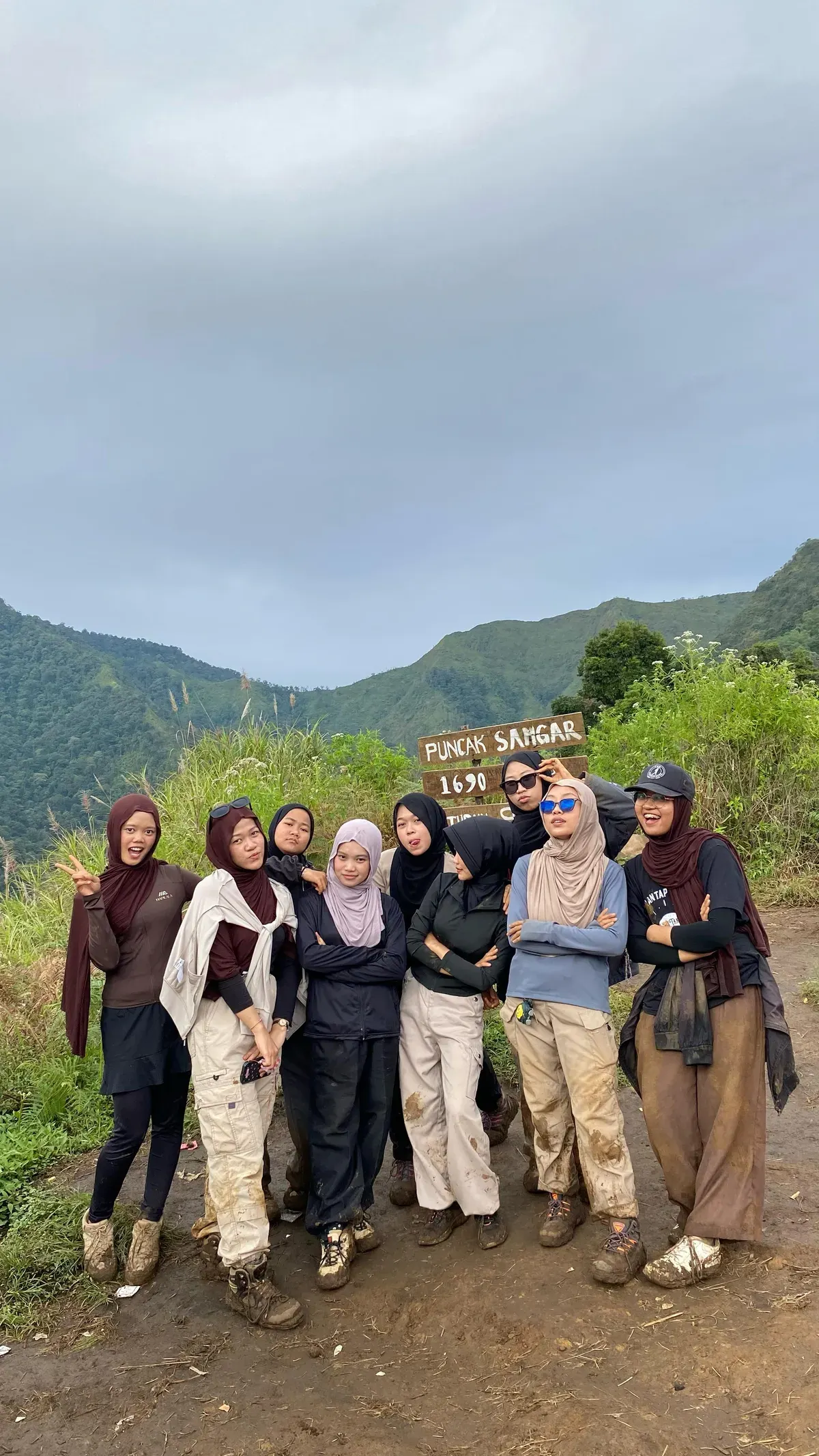 Para anak muda yang gemar mendaki gunung di Bandung. (Sumber: Dok. pribadi | Foto: Mila Aulia)