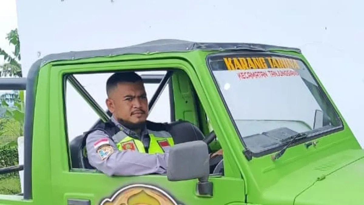 Ketua Karang Taruna Campaka, Desa Buniara, Widi Hardika, berada di dalam kendaraan operasional saat bersiap menjalankan kegiatan sosial dan kepemudaan. (Sumber: Dokumentasi Karang Taruna Desa Buniara | Foto: Widi Hardika)