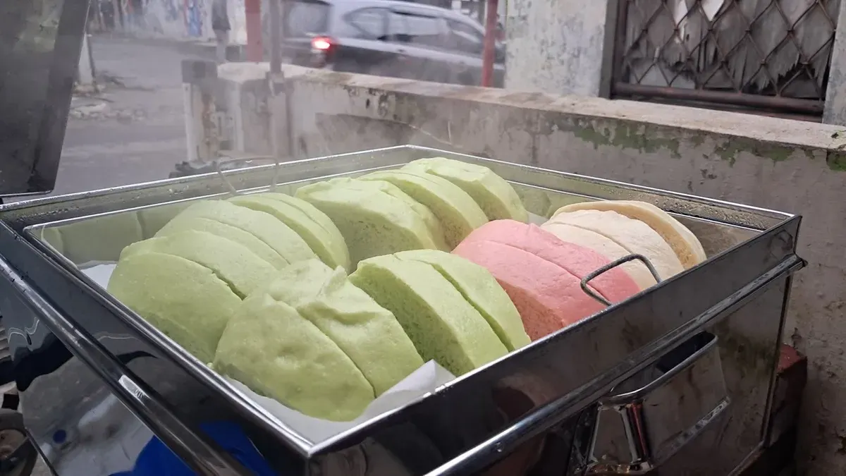 Roti-roti yang dikukus kembali sebelum diberi topping. (Foto: Abigail Ghaissani Prafesa)