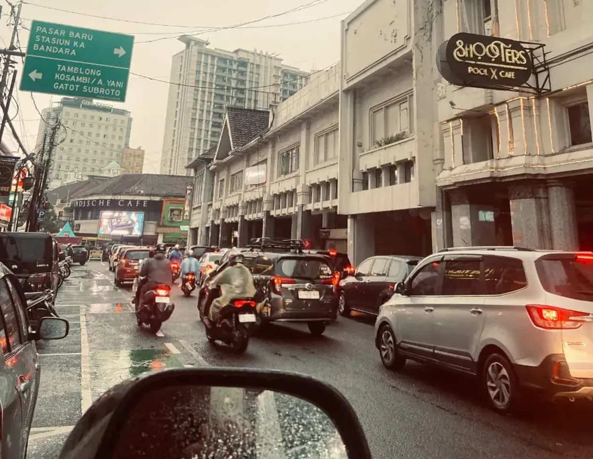 Sekarang Bandung seperti berubah jadi studio konten raksasa. Hampir setiap minggu muncul cafe baru dan semuanya berlomba-lomba tampil seestetik mungkin agar viral di TikTok. (Sumber: Dokumentasi Penulis)