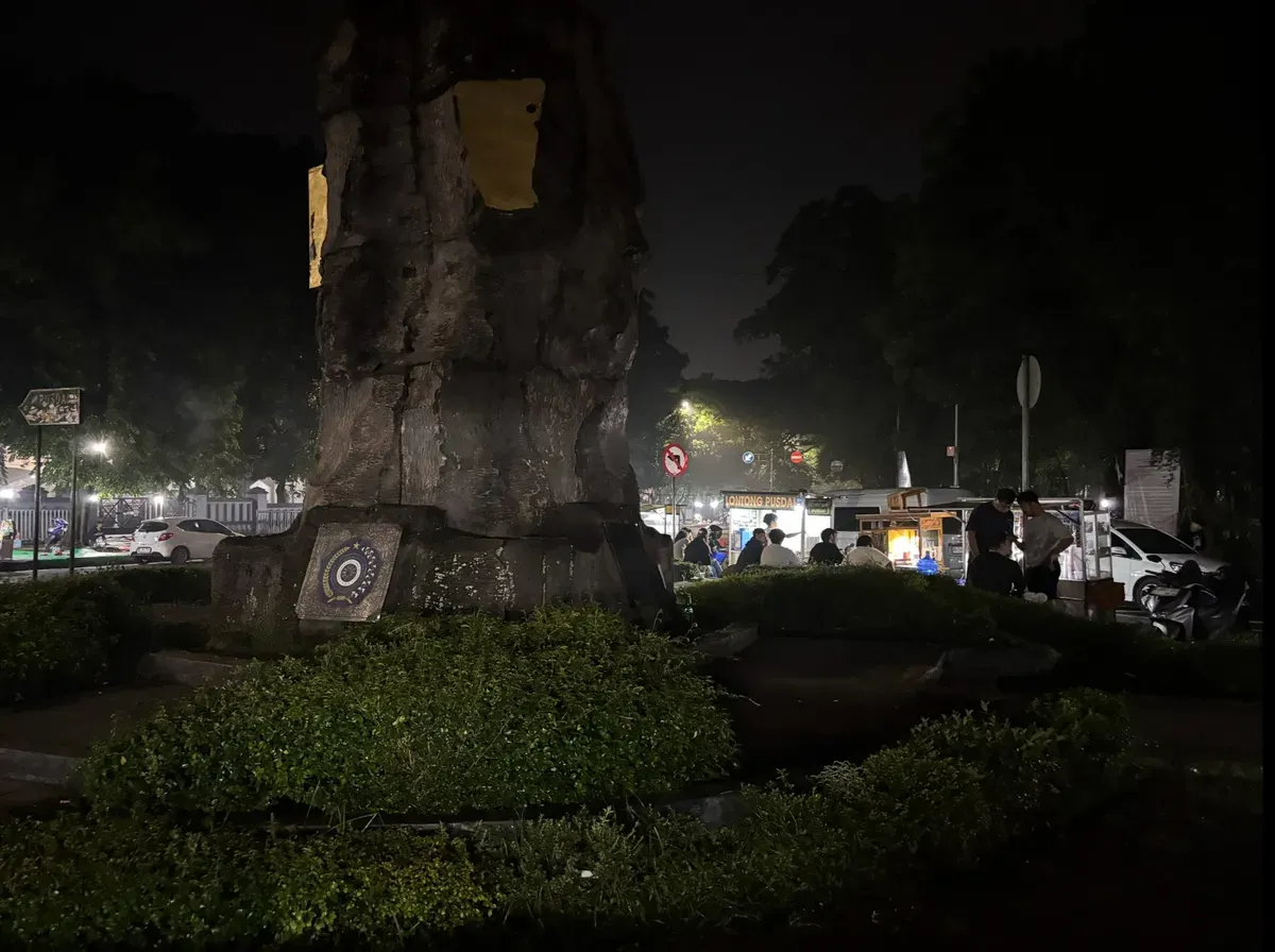 Suasana di tugu Jl Diponegoro dan Jl Citarum pada malam hari, Senin 1 Desember 2025 pukul 1 dini hari (Sumber: Dokumentasi penulis | Foto: Mazayya Ameera Aditya)
