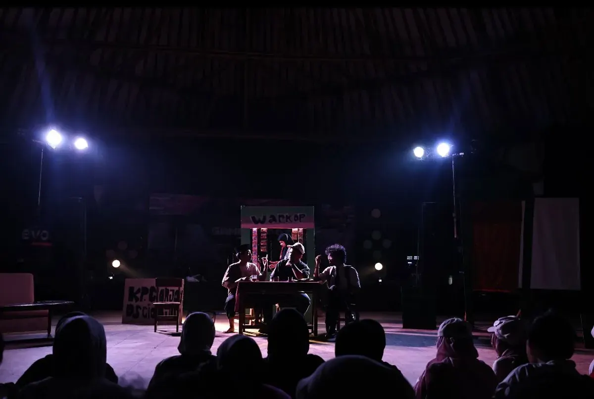 Sejumlah pemain Teater Pena mebawakan adegan dibawah lampu sorot, disaksikan para penonton di Bale Teras Sunda, Senin (7/12/2025). (Sumber: Dokumen Pribadi | Foto: Saskia Alifa Nadhira)